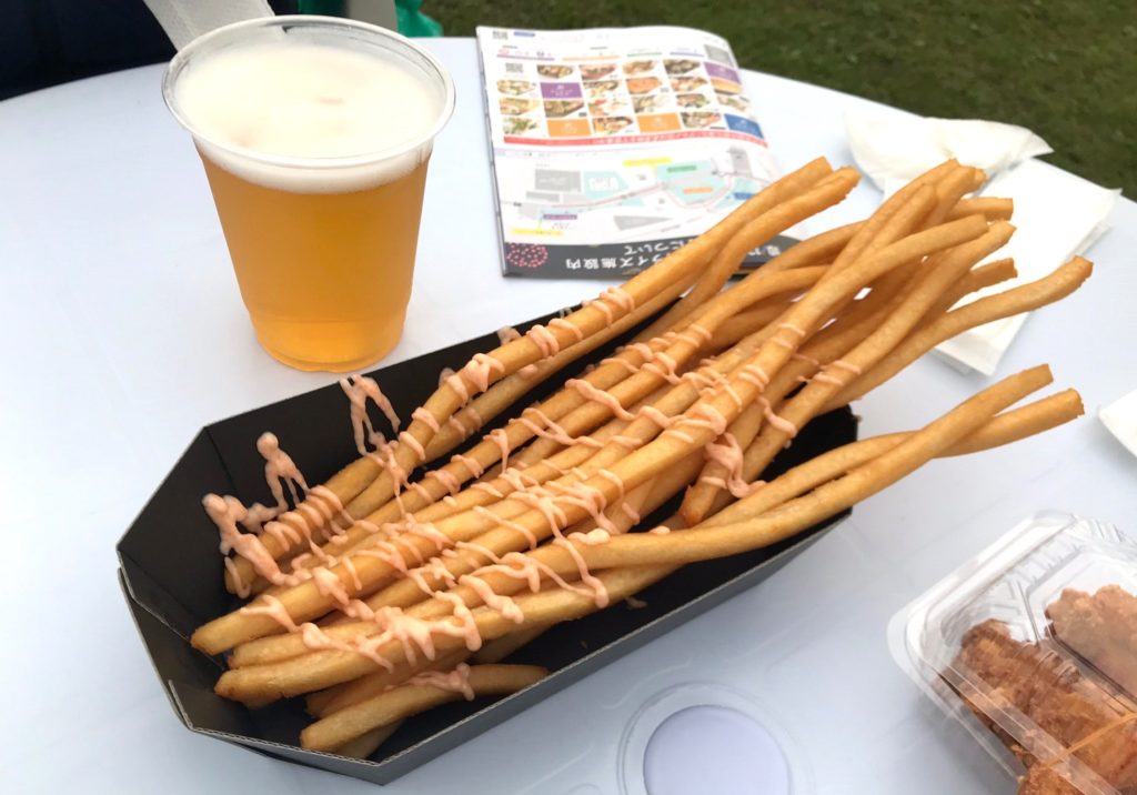 【画像】二子玉川花火大会のテーブル風景ポテトとビール