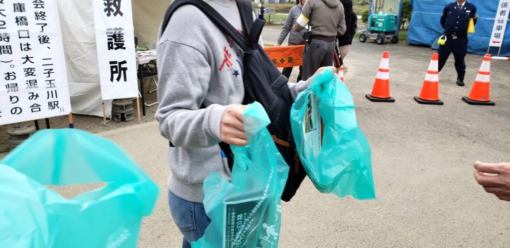 【画像】二子玉川花火大会の有料席はゴミ袋をくれる